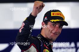 Daniel Ricciardo (AUS) Red Bull Racing celebrates his third position on the podium. 21.09.2014. Formula 1 World Championship, Rd 14, Singapore Grand Prix, Singapore, Singapore, Race Day.