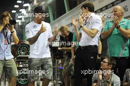 Race winner Lewis Hamilton (GBR) Mercedes AMG F1 celebrates with the team. 21.09.2014. Formula 1 World Championship, Rd 14, Singapore Grand Prix, Singapore, Singapore, Race Day.