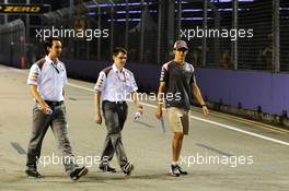Esteban Gutierrez (MEX) Sauber walks the circuit. 18.09.2014. Formula 1 World Championship, Rd 14, Singapore Grand Prix, Singapore, Singapore, Preparation Day.