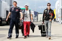 (L to R): Steve Nielsen (GBR) Scuderia Toro Rosso Sporting Director with Jean-Eric Vergne (FRA) Scuderia Toro Rosso, and Romain Grosjean (FRA) Lotus F1 Team. 08.07.2014. Formula One Testing, Silverstone, England, Tuesday.