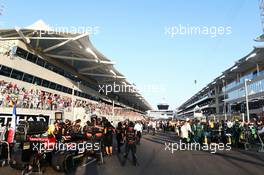 The grid. 23.11.2014. Formula 1 World Championship, Rd 19, Abu Dhabi Grand Prix, Yas Marina Circuit, Abu Dhabi, Race Day.
