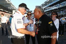 (L to R): Dr. Dieter Zetsche (GER) Daimler AG CEO with Dr. Vijay Mallya (IND) Sahara Force India F1 Team Owner on the grid. 23.11.2014. Formula 1 World Championship, Rd 19, Abu Dhabi Grand Prix, Yas Marina Circuit, Abu Dhabi, Race Day.