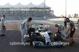 Lewis Hamilton (GBR) Mercedes AMG F1 W05 on the grid. 23.11.2014. Formula 1 World Championship, Rd 19, Abu Dhabi Grand Prix, Yas Marina Circuit, Abu Dhabi, Race Day.