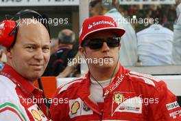 Kimi Raikkonen (FIN) Ferrari with Mark Arnall (GBR) Personal Trainer on the grid. 23.11.2014. Formula 1 World Championship, Rd 19, Abu Dhabi Grand Prix, Yas Marina Circuit, Abu Dhabi, Race Day.