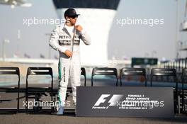 Lewis Hamilton (GBR) Mercedes AMG F1 at the end of season group photograph. 23.11.2014. Formula 1 World Championship, Rd 19, Abu Dhabi Grand Prix, Yas Marina Circuit, Abu Dhabi, Race Day.