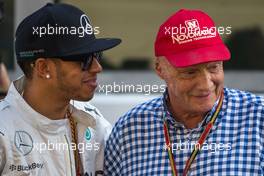 (L to R): Lewis Hamilton (GBR) Mercedes AMG F1 and Niki Lauda (AUT) Mercedes Non-Executive Chairman. 23.11.2014. Formula 1 World Championship, Rd 19, Abu Dhabi Grand Prix, Yas Marina Circuit, Abu Dhabi, Race Day.