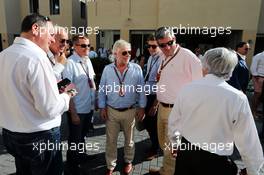 Bernie Ecclestone (GBR) with British journalists. 23.11.2014. Formula 1 World Championship, Rd 19, Abu Dhabi Grand Prix, Yas Marina Circuit, Abu Dhabi, Race Day.