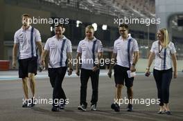 Valtteri Bottas (FIN) Williams walks the circuit with the team. 20.11.2014. Formula 1 World Championship, Rd 19, Abu Dhabi Grand Prix, Yas Marina Circuit, Abu Dhabi, Preparation Day.