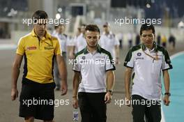 Will Stevens (GBR) Caterham F1 Team (Centre) walks the circuit. 20.11.2014. Formula 1 World Championship, Rd 19, Abu Dhabi Grand Prix, Yas Marina Circuit, Abu Dhabi, Preparation Day.