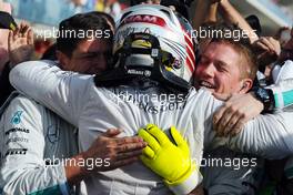 Race winner Lewis Hamilton (GBR) Mercedes AMG F1 celebrates with the team in parc ferme. 02.11.2014. Formula 1 World Championship, Rd 17, United States Grand Prix, Austin, Texas, USA, Race Day.