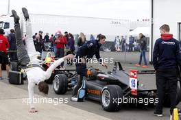 Jules Szymkowiak (NED) Van Amersfoort Racing Dallara F312 – Volkswagen with hand stand 18.04.2014. FIA F3 European Championship 2014, Round 1, Qualifying, Silverstone, England