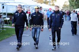 (L to R): Beat Zehnder (SUI) Sauber F1 Team Manager with Felipe Nasr (BRA) Sauber F1 Team and Marcus Ericsson (SWE) Sauber F1 Team. 13.03.2015. Formula 1 World Championship, Rd 1, Australian Grand Prix, Albert Park, Melbourne, Australia, Practice Day.