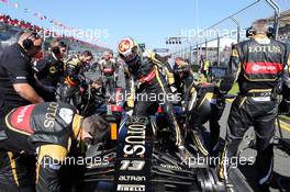 Pastor Maldonado (VEN) Lotus F1 E23 on the grid. 15.03.2015. Formula 1 World Championship, Rd 1, Australian Grand Prix, Albert Park, Melbourne, Australia, Race Day.