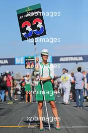 Grid girl for Max Verstappen (NLD) Scuderia Toro Rosso. 15.03.2015. Formula 1 World Championship, Rd 1, Australian Grand Prix, Albert Park, Melbourne, Australia, Race Day.