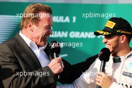 (L to R): Arnold Schwarzenegger (USA) on the podium with race winner Lewis Hamilton (GBR) Mercedes AMG F1. 15.03.2015. Formula 1 World Championship, Rd 1, Australian Grand Prix, Albert Park, Melbourne, Australia, Race Day.