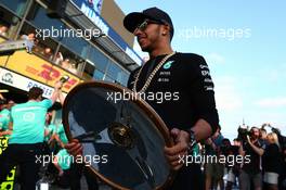 1st place Lewis Hamilton (GBR) Mercedes AMG F1 celebrates with the team. 15.03.2015. Formula 1 World Championship, Rd 1, Australian Grand Prix, Albert Park, Melbourne, Australia, Race Day.