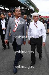 (L to R): Takahiro Hachigo (JPN) Honda CEO with Bernie Ecclestone (GBR) on the grid. 21.06.2015. Formula 1 World Championship, Rd 8, Austrian Grand Prix, Spielberg, Austria, Race Day.