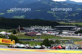 Nico Rosberg (GER) Mercedes AMG F1 W06 leads at the start of the race. 21.06.2015. Formula 1 World Championship, Rd 8, Austrian Grand Prix, Spielberg, Austria, Race Day.