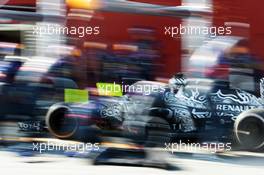 Daniel Ricciardo (AUS) Red Bull Racing RB11 practices a pit stop. 20.02.2015. Formula One Testing, Day Two, Barcelona, Spain.