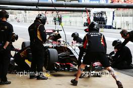 Pastor Maldonado (VEN) Lotus F1 E23 practices a pit stop. 21.02.2015. Formula One Testing, Day Three, Barcelona, Spain.