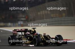 Romain Grosjean (FRA) Lotus F1 E23 sends sparks flying. 17.04.2015. Formula 1 World Championship, Rd 4, Bahrain Grand Prix, Sakhir, Bahrain, Practice Day