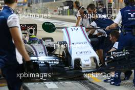 Felipe Massa (BRA) Williams FW37 changes a front wing. 17.04.2015. Formula 1 World Championship, Rd 4, Bahrain Grand Prix, Sakhir, Bahrain, Practice Day