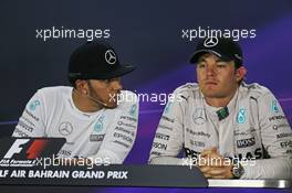 (L to R): Race winner Lewis Hamilton (GBR) Mercedes AMG F1 and third placed team mate Nico Rosberg (GER) Mercedes AMG F1 in the post race FIA Press Conference. 19.04.2015. Formula 1 World Championship, Rd 4, Bahrain Grand Prix, Sakhir, Bahrain, Race Day.