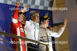 Lewis Hamilton (GBR), Mercedes AMG F1 Team and Kimi Raikkonen (FIN), Scuderia Ferrari  19.04.2015. Formula 1 World Championship, Rd 4, Bahrain Grand Prix, Sakhir, Bahrain, Race Day.