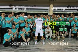 Race winner Lewis Hamilton (GBR) Mercedes AMG F1 celebrates with the team. 19.04.2015. Formula 1 World Championship, Rd 4, Bahrain Grand Prix, Sakhir, Bahrain, Race Day.