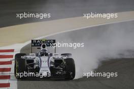 Valtteri Bottas (FIN) Williams FW37 locks up under braking. 19.04.2015. Formula 1 World Championship, Rd 4, Bahrain Grand Prix, Sakhir, Bahrain, Race Day.