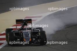 Nico Hulkenberg (GER) Sahara Force India F1 VJM08 locks up under braking. 19.04.2015. Formula 1 World Championship, Rd 4, Bahrain Grand Prix, Sakhir, Bahrain, Race Day.