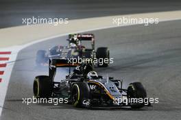 Sergio Perez (MEX) Sahara Force India F1 VJM08 locks up under braking. 19.04.2015. Formula 1 World Championship, Rd 4, Bahrain Grand Prix, Sakhir, Bahrain, Race Day.
