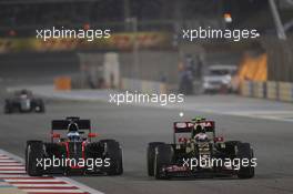 (L to R): Fernando Alonso (ESP) McLaren MP4-30 and Pastor Maldonado (VEN) Lotus F1 E23 battle for position. 19.04.2015. Formula 1 World Championship, Rd 4, Bahrain Grand Prix, Sakhir, Bahrain, Race Day.
