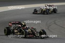 Pastor Maldonado (VEN) Lotus F1 E23 leads team mate Romain Grosjean (FRA) Lotus F1 E23. 19.04.2015. Formula 1 World Championship, Rd 4, Bahrain Grand Prix, Sakhir, Bahrain, Race Day.