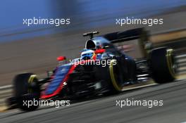 Fernando Alonso (ESP) McLaren MP4-30. 18.04.2015. Formula 1 World Championship, Rd 4, Bahrain Grand Prix, Sakhir, Bahrain, Qualifying Day.