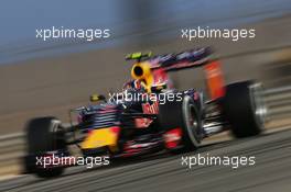 Daniil Kvyat (RUS) Red Bull Racing RB11. 18.04.2015. Formula 1 World Championship, Rd 4, Bahrain Grand Prix, Sakhir, Bahrain, Qualifying Day.