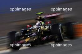 Pastor Maldonado (VEN) Lotus F1 E23. 18.04.2015. Formula 1 World Championship, Rd 4, Bahrain Grand Prix, Sakhir, Bahrain, Qualifying Day.