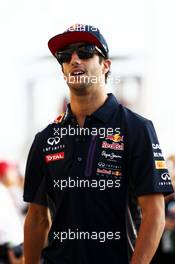 Daniel Ricciardo (AUS) Red Bull Racing on the drivers parade. 19.04.2015. Formula 1 World Championship, Rd 4, Bahrain Grand Prix, Sakhir, Bahrain, Race Day.