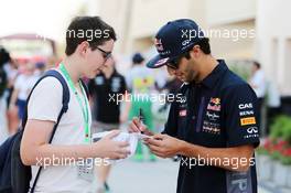 Daniel Ricciardo (AUS) Red Bull Racing signs autographs for the fans. 19.04.2015. Formula 1 World Championship, Rd 4, Bahrain Grand Prix, Sakhir, Bahrain, Race Day.