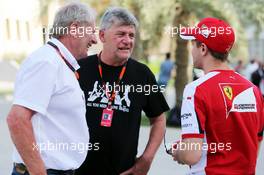 Dr Helmut Marko (AUT) Red Bull Motorsport Consultant (Left) with Sebastian Vettel (GER) Ferrari (Right). 19.04.2015. Formula 1 World Championship, Rd 4, Bahrain Grand Prix, Sakhir, Bahrain, Race Day.