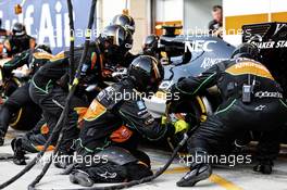 Sahara Force India F1 Team mechanics practice pit stops. 19.04.2015. Formula 1 World Championship, Rd 4, Bahrain Grand Prix, Sakhir, Bahrain, Race Day.
