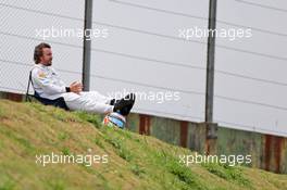 Fernando Alonso (ESP) McLaren watches qualifying from a chair at the side of the circuit after stopping without setting a time. 14.11.2015. Formula 1 World Championship, Rd 18, Brazilian Grand Prix, Sao Paulo, Brazil, Qualifying Day.