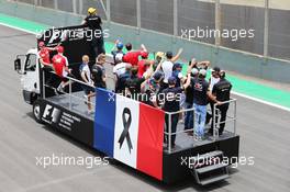  F1 pays its respects to the victims of the Paris terrorist attacks on the drivers parade. 15.11.2015. Formula 1 World Championship, Rd 18, Brazilian Grand Prix, Sao Paulo, Brazil, Race Day.