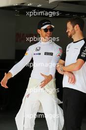Jenson Button (GBR) McLaren with Mike Collier (GBR) Personal Trainer. 12.11.2015. Formula 1 World Championship, Rd 18, Brazilian Grand Prix, Sao Paulo, Brazil, Preparation Day.