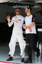 Jenson Button (GBR) McLaren with Mike Collier (GBR) Personal Trainer. 12.11.2015. Formula 1 World Championship, Rd 18, Brazilian Grand Prix, Sao Paulo, Brazil, Preparation Day.