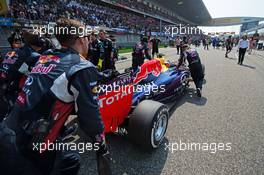 Daniil Kvyat (RUS) Red Bull Racing RB11 on the grid. 12.04.2015. Formula 1 World Championship, Rd 3, Chinese Grand Prix, Shanghai, China, Race Day.