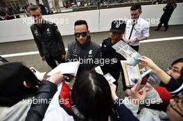Lewis Hamilton (GBR) Mercedes AMG F1 signs autographs for the fans. 09.04.2015. Formula 1 World Championship, Rd 3, Chinese Grand Prix, Shanghai, China, Preparation Day.