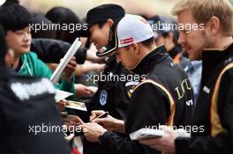 Pastor Maldonado (VEN) Lotus F1 Team signs autographs for the fans. 09.04.2015. Formula 1 World Championship, Rd 3, Chinese Grand Prix, Shanghai, China, Preparation Day.