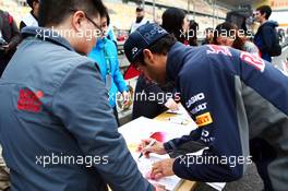 Daniel Ricciardo (AUS) Red Bull Racing signs autographs for the fans. 09.04.2015. Formula 1 World Championship, Rd 3, Chinese Grand Prix, Shanghai, China, Preparation Day.