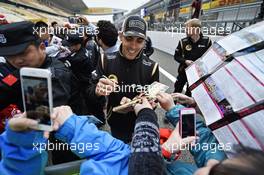 Pastor Maldonado (VEN) Lotus F1 Team signs autographs for the fans. 09.04.2015. Formula 1 World Championship, Rd 3, Chinese Grand Prix, Shanghai, China, Preparation Day.